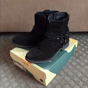 Earth Black Ankle Boots with Side Zipper and Rounded Toe